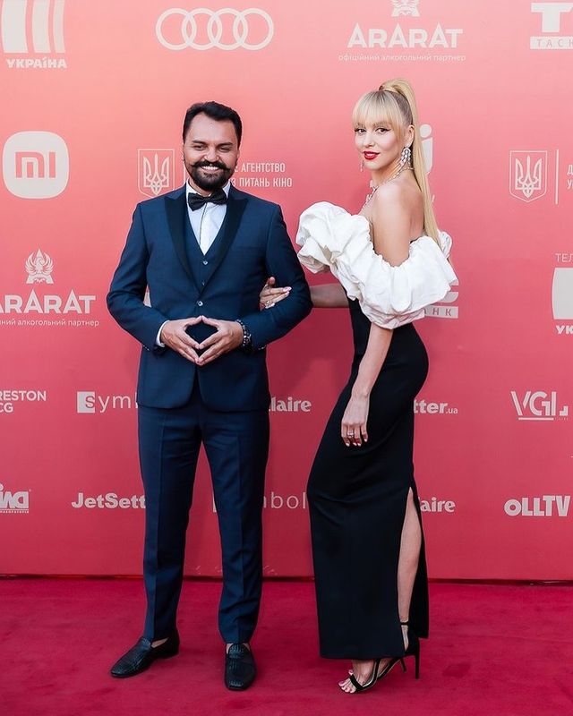 Зваблива Оля Полякова вразила образом на червоній доріжці в Одесі - фото 472556