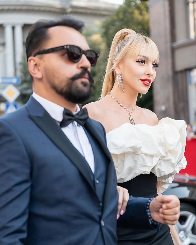 Зваблива Оля Полякова вразила образом на червоній доріжці в Одесі - фото 472557