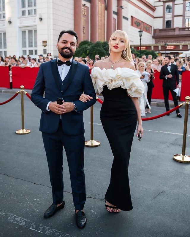 Зваблива Оля Полякова вразила образом на червоній доріжці в Одесі - фото 472558