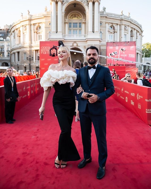 Зваблива Оля Полякова вразила образом на червоній доріжці в Одесі - фото 472561