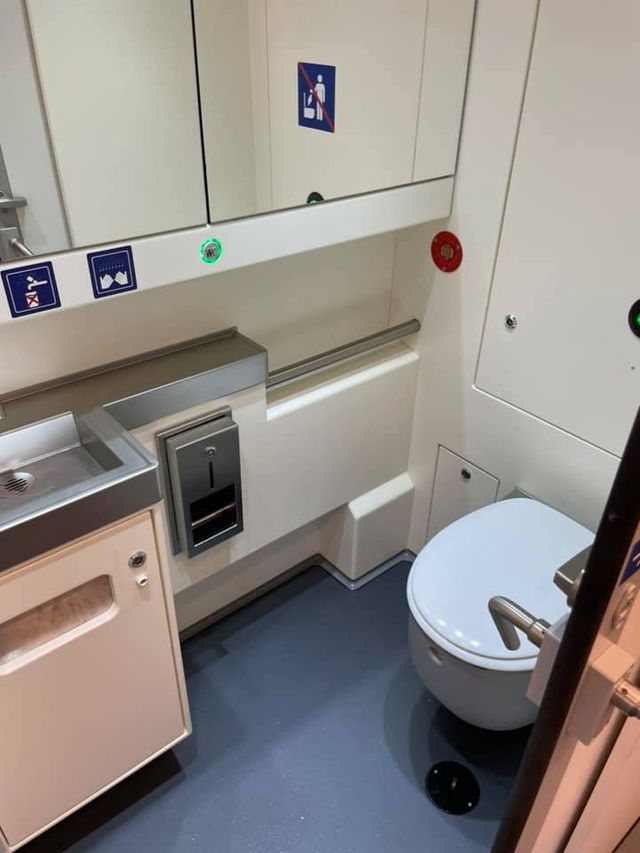 У мережі показали, як виглядає салон нової сучасної електрички, що тестують у Києві - фото 472596