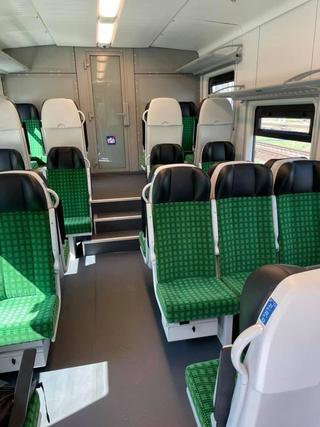 У мережі показали, як виглядає салон нової сучасної електрички, що тестують у Києві - фото 472597