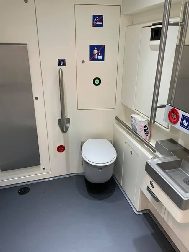 У мережі показали, як виглядає салон нової сучасної електрички, що тестують у Києві - фото 472600