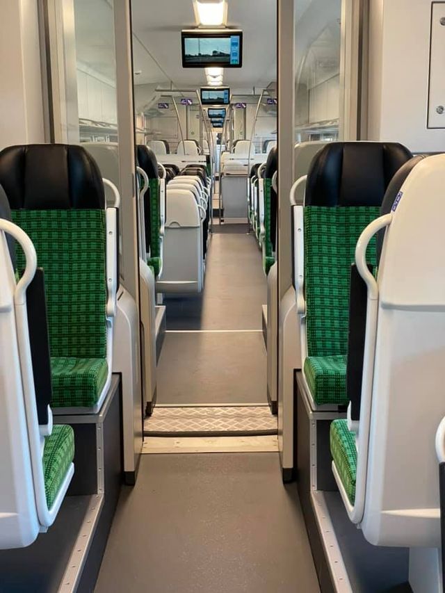 У мережі показали, як виглядає салон нової сучасної електрички, що тестують у Києві - фото 472601