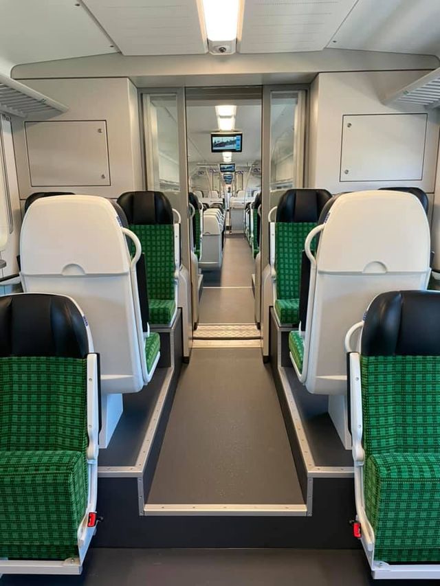 У мережі показали, як виглядає салон нової сучасної електрички, що тестують у Києві - фото 472602