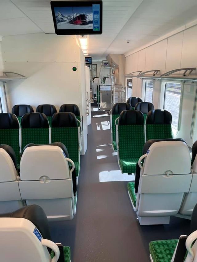 У мережі показали, як виглядає салон нової сучасної електрички, що тестують у Києві - фото 472604