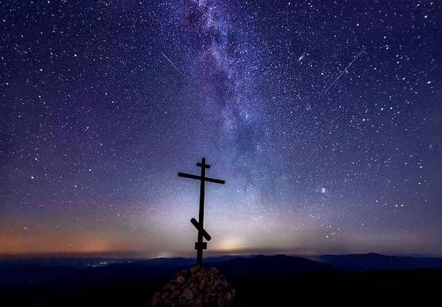 Фотографи показали зоряну зливу у Карпатах: видовищні кадри - фото 472634