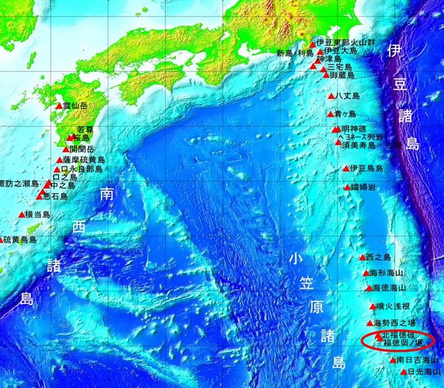 В Японії на місці виверження підводного вулкана з'явився новий острів - фото 472671