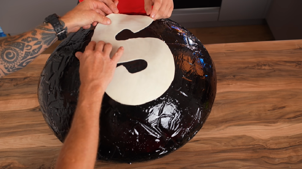 Український блогер приготував 78-кілограмове драже Skittles, але щось пішло не так