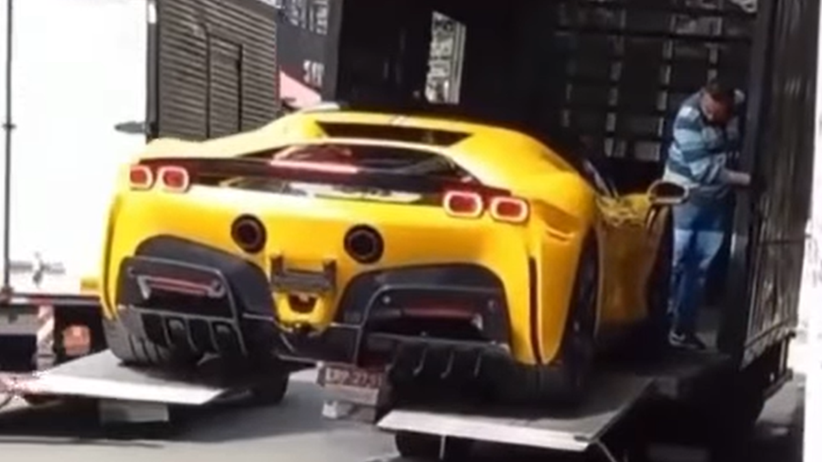 Новенький Ferrari за 1,5 мільйона доларів впустили у процесі вивантаження: відео