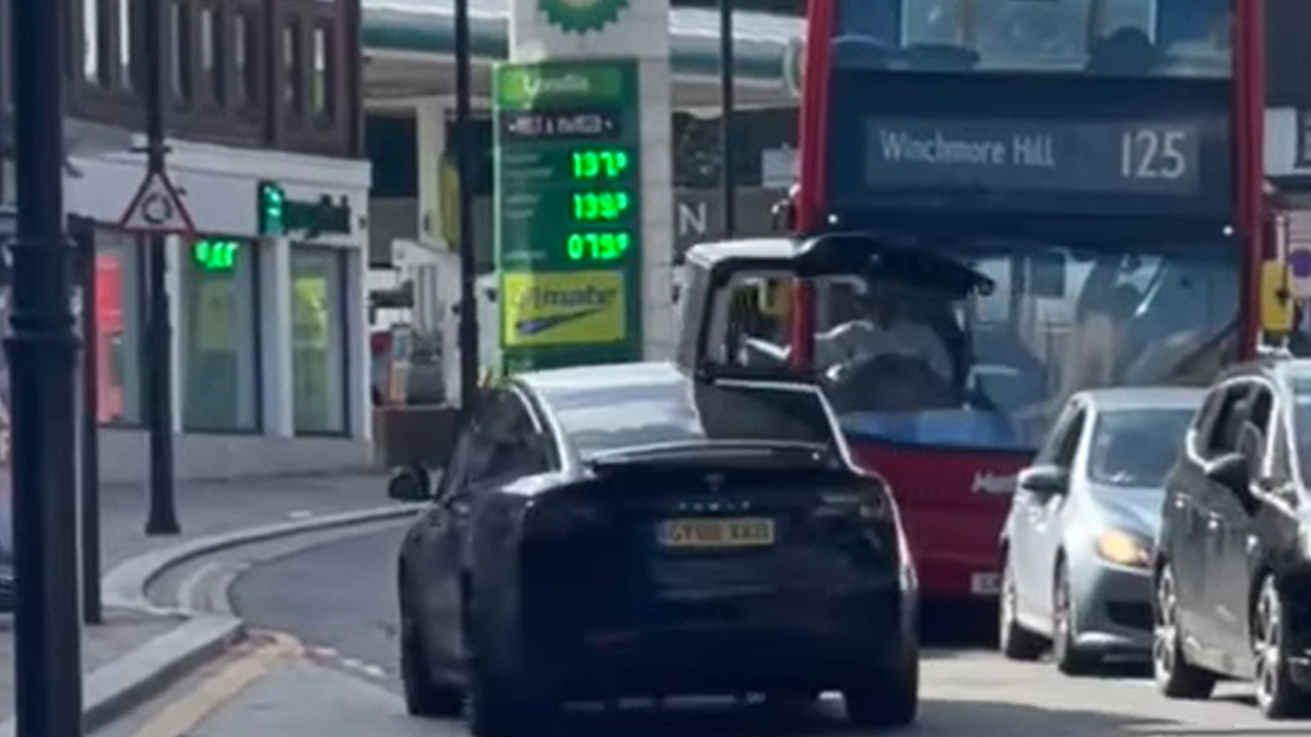 Неуважний водій Tesla розтрощив електрокар на рівному місці: епічне відео