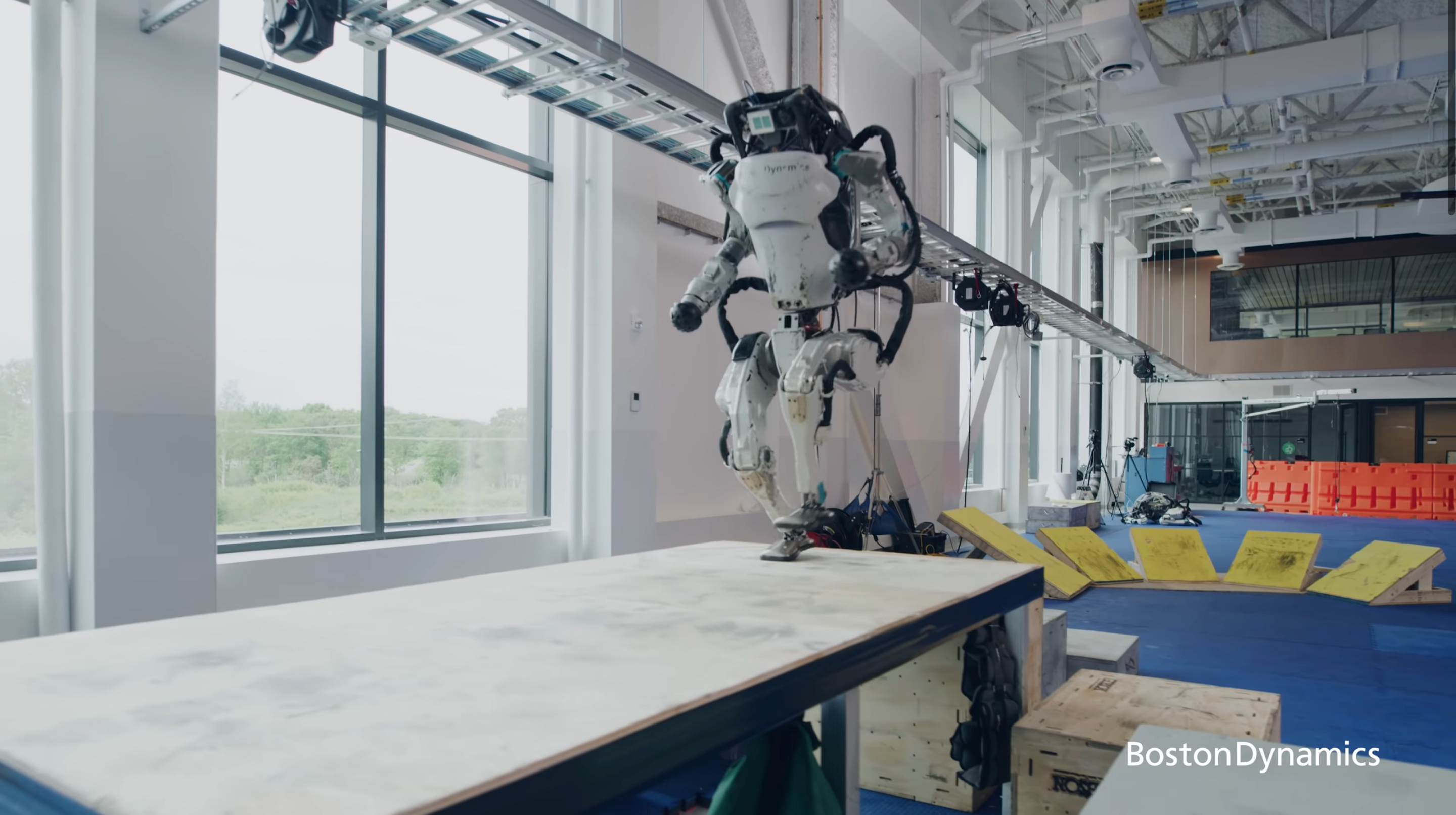 Дивіться, як роботи Atlas від Boston Dynamics виконують крутий паркур