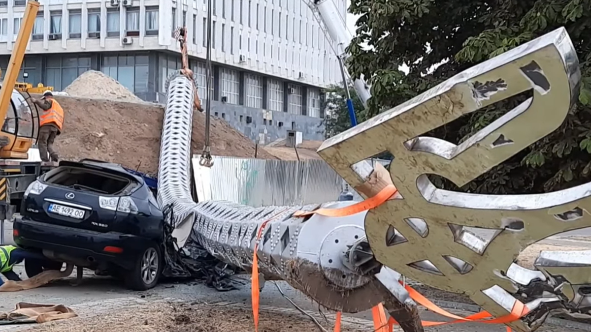 У Херсоні гігантський флагшток впав та розчавив припаркований Lexus: відео