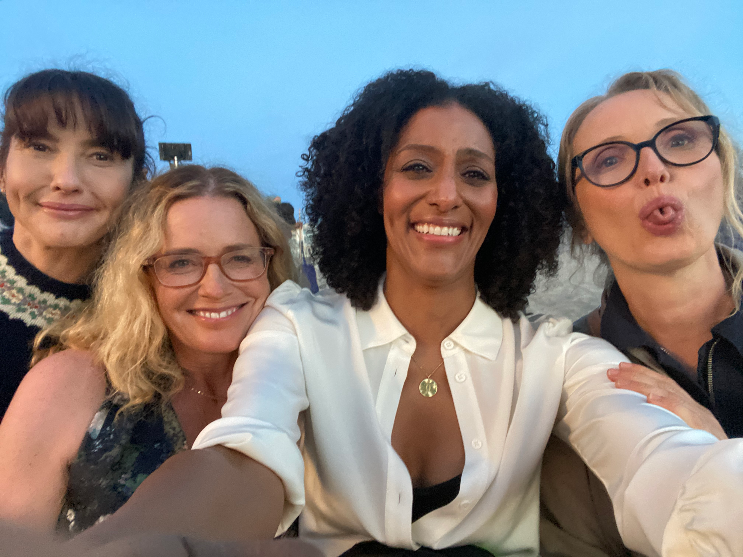 Жінки за сорок: вийшов трейлер багатосерійної комедії від Netflix (18+)