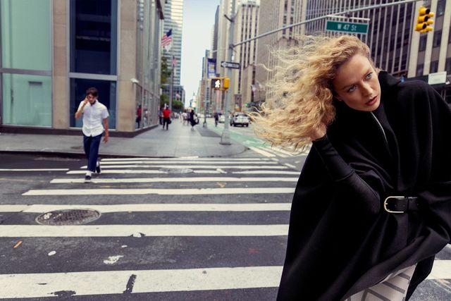 Модель Ракель Циммерман прогулюється Нью-Йорком у новій кампанії Totême - фото 473390