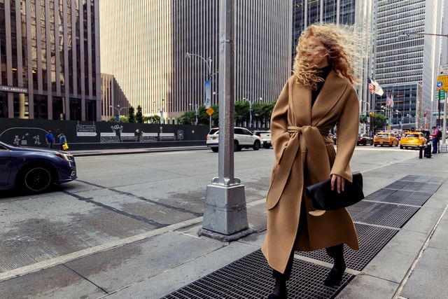 Модель Ракель Циммерман прогулюється Нью-Йорком у новій кампанії Totême - фото 473391