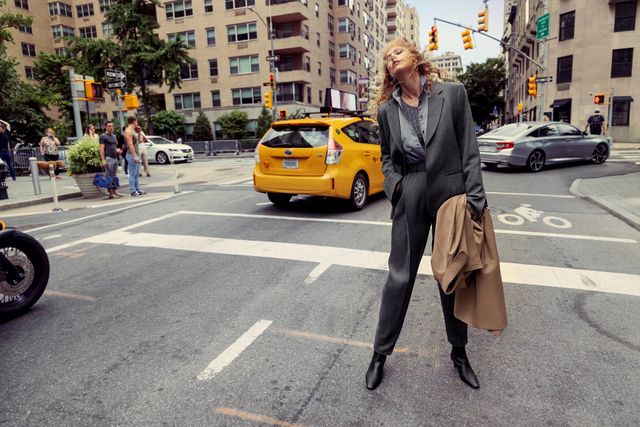 Модель Ракель Циммерман прогулюється Нью-Йорком у новій кампанії Totême - фото 473394