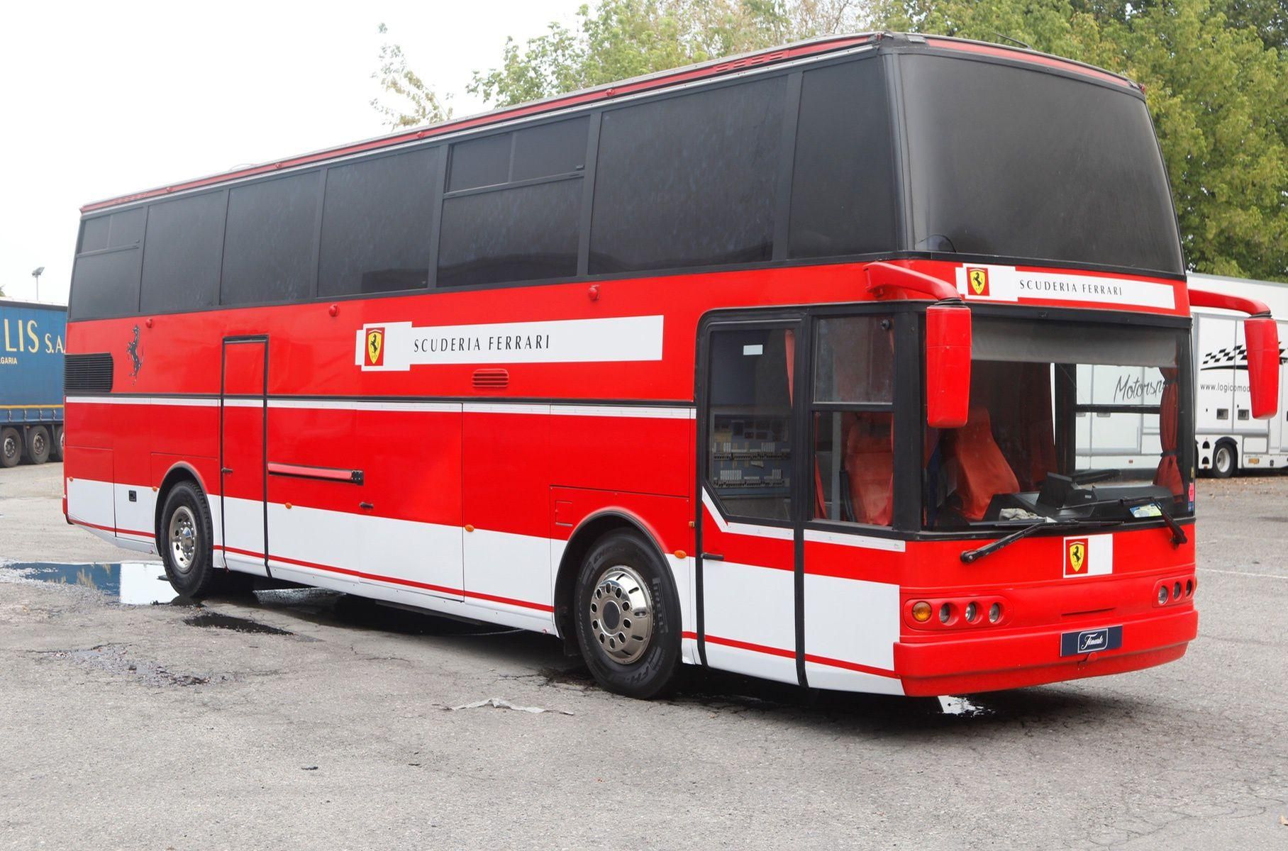 Автобус команди Scuderia Ferrari пустять з молотка
