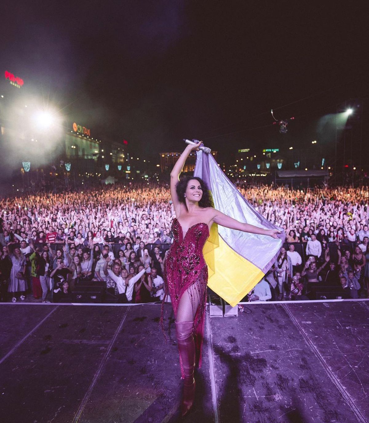 Як зірки святкують День Незалежності України: яскраві фото і відео