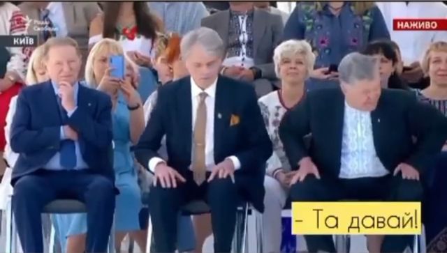 'По пиву?': у мережі жартують над поведінкою Порошенка та Ющенка під час параду на Майдані - фото 473582