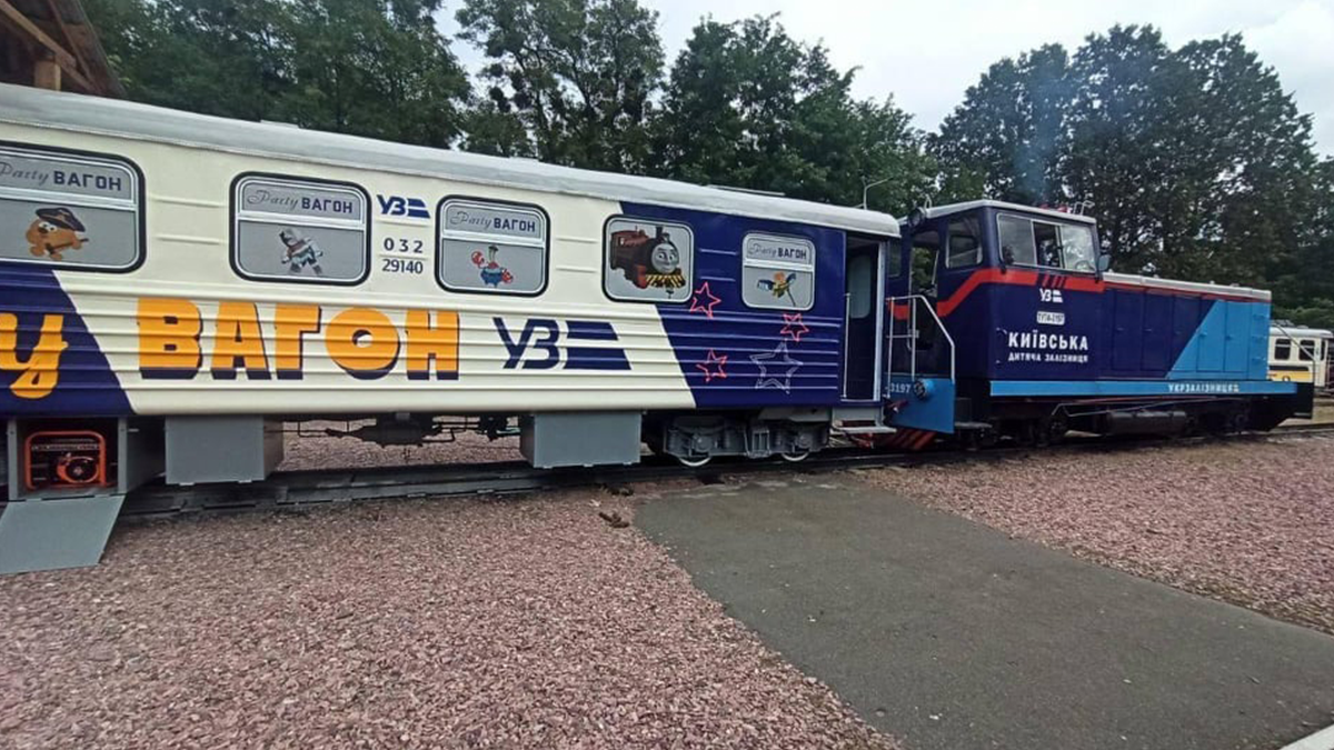 В Укрзалізниці запустили перший рarty-вагон з барною стійкою