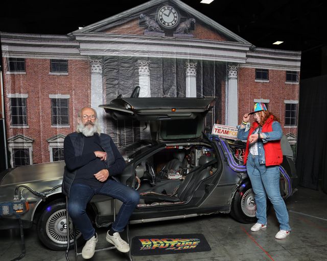 Зірки Назад в майбутнє зустрілися через 36 років після виходу фільму: ностальгійне фото - фото 473833