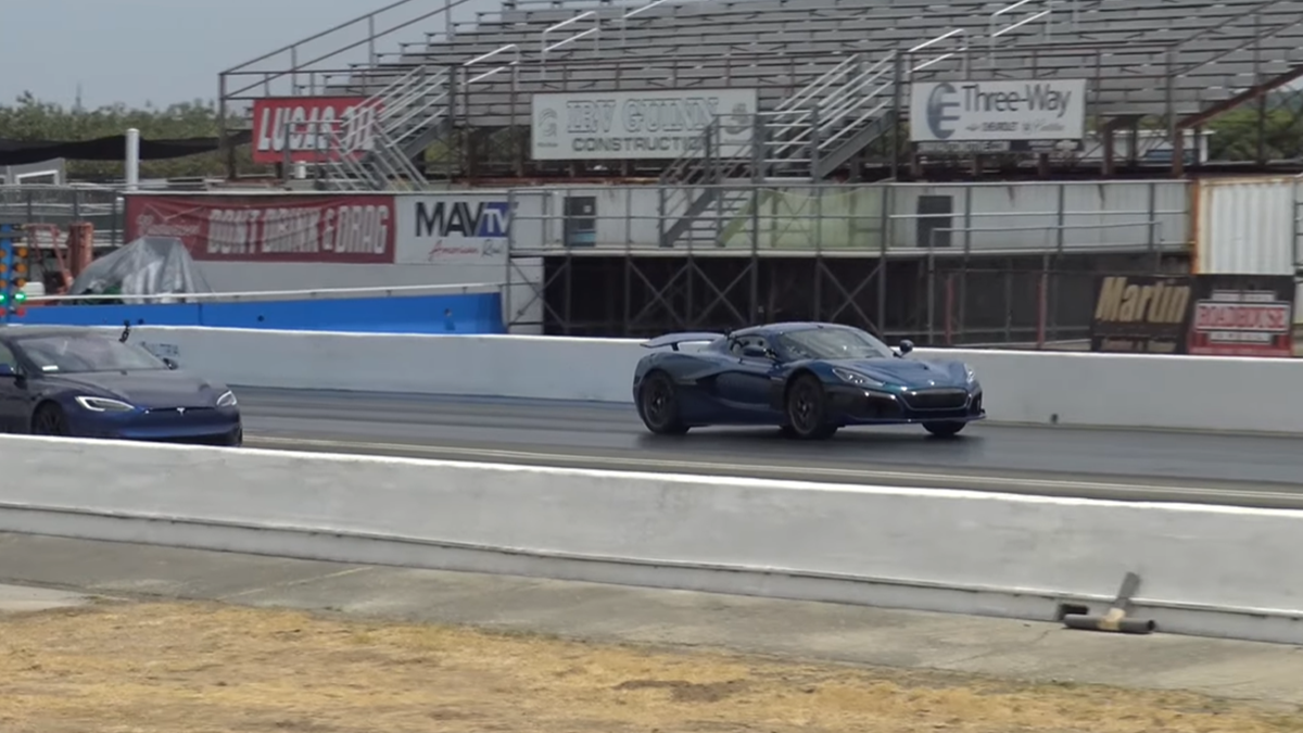 Tesla і Rimac зійшлися у поєдинку: дивіться на відео змагання двох потужних електрокарів
