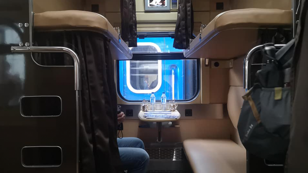 В Укрзалізниці показали, якими будуть нові плацкартні вагони: фото зсередини