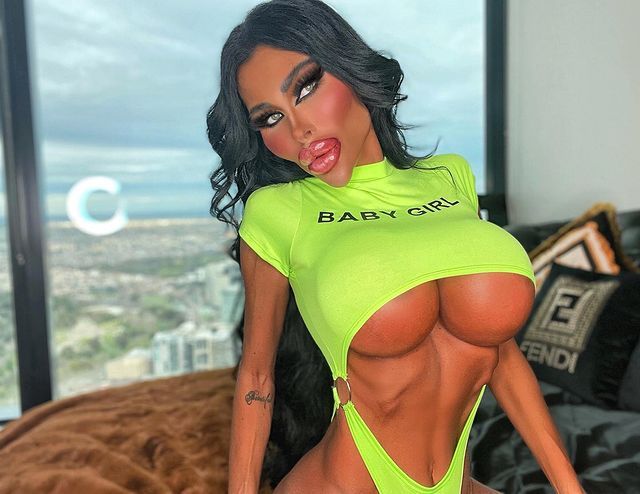 Цій красуні лікарі заборонили збільшувати груди, але вона не зупинятиметься ради тіла мрії - фото 474224