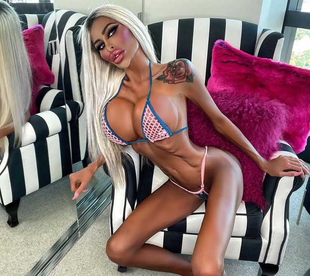 Цій красуні лікарі заборонили збільшувати груди, але вона не зупинятиметься ради тіла мрії - фото 474226