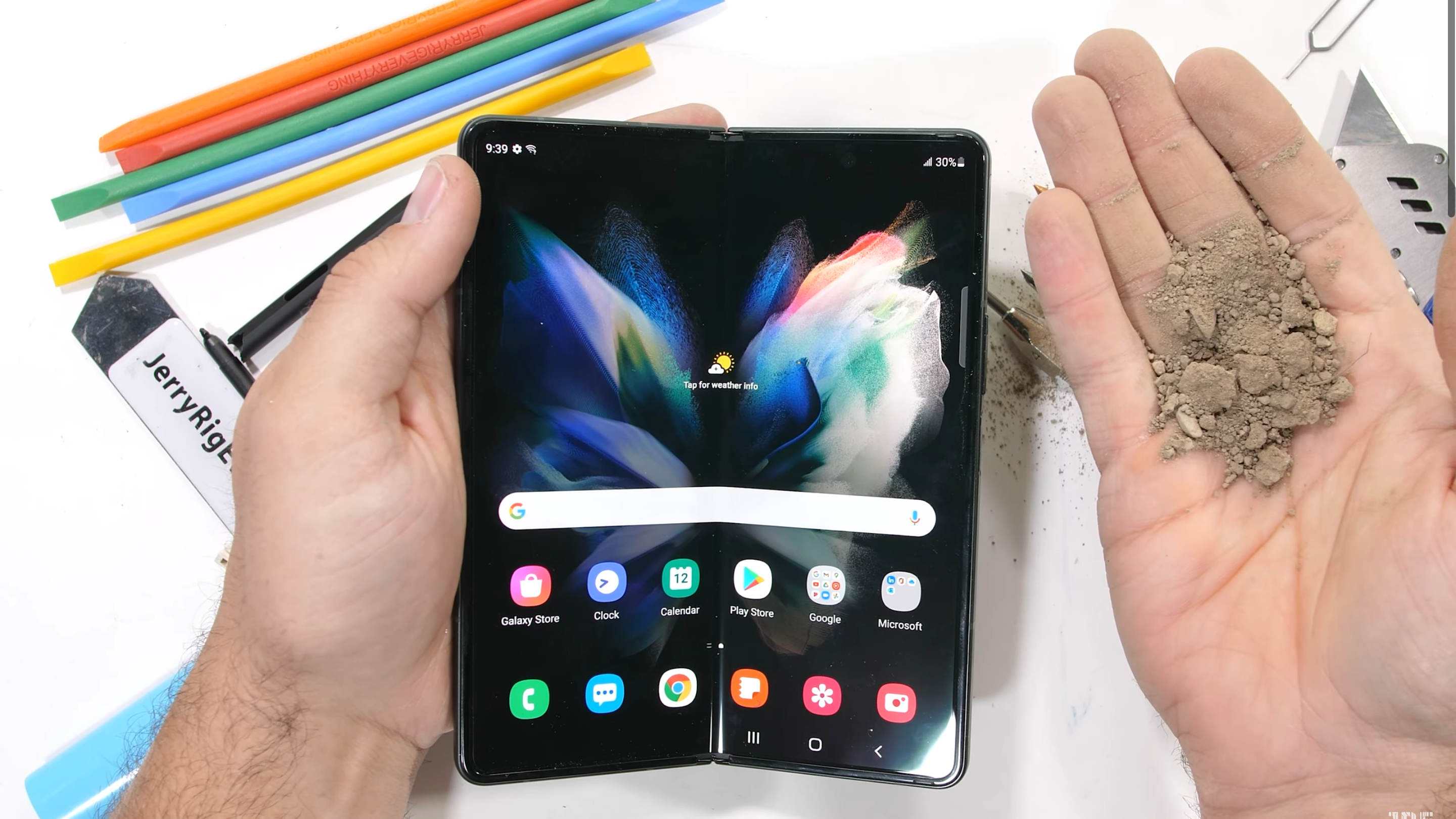 Чи переживе Samsung Galaxy Z Fold3 тест землею: відео, яке боляче дивитися