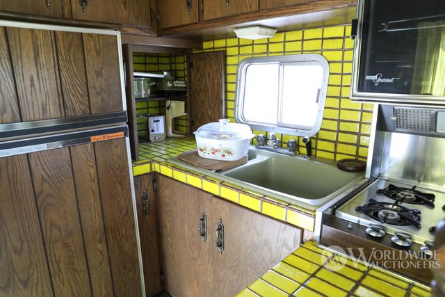 У США продають розкішний вінтажний будинок на колесах на базі автопоїзда - фото 474309