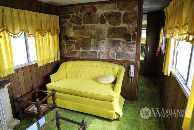 У США продають розкішний вінтажний будинок на колесах на базі автопоїзда - фото 474311