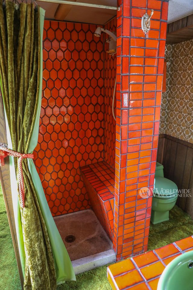 У США продають розкішний вінтажний будинок на колесах на базі автопоїзда - фото 474312