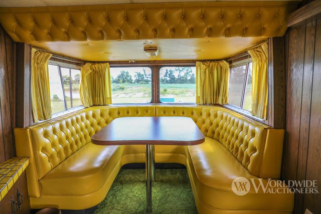 У США продають розкішний вінтажний будинок на колесах на базі автопоїзда - фото 474315