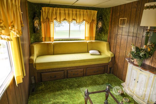 У США продають розкішний вінтажний будинок на колесах на базі автопоїзда - фото 474316