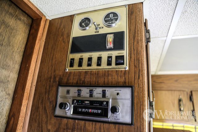 У США продають розкішний вінтажний будинок на колесах на базі автопоїзда - фото 474319