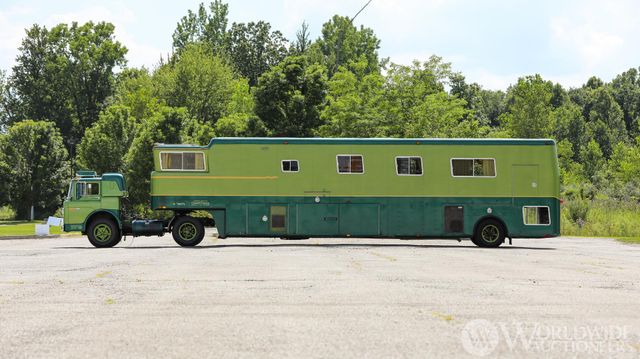 У США продають розкішний вінтажний будинок на колесах на базі автопоїзда - фото 474321