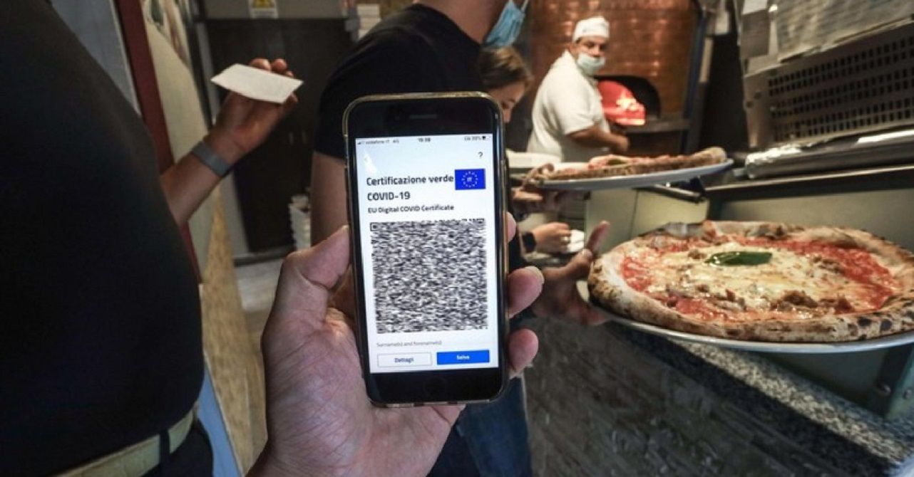 В Італії чоловіка оштрафували за обід в піцерії без COVID-паспорта - фото 1