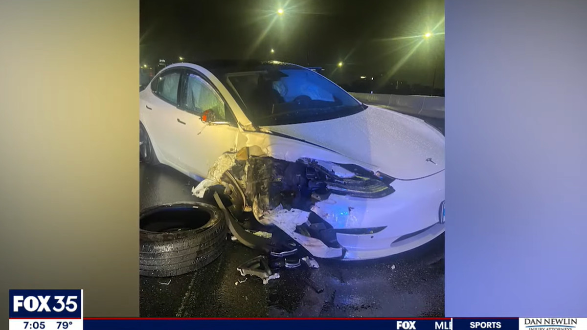 Tesla з автопілотом врізалася в припаркований поліцейський автомобіль - фото 1