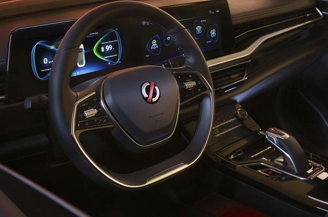 У Renault представили Mobilize Limo – перший електромобіль для таксистів - фото 474348