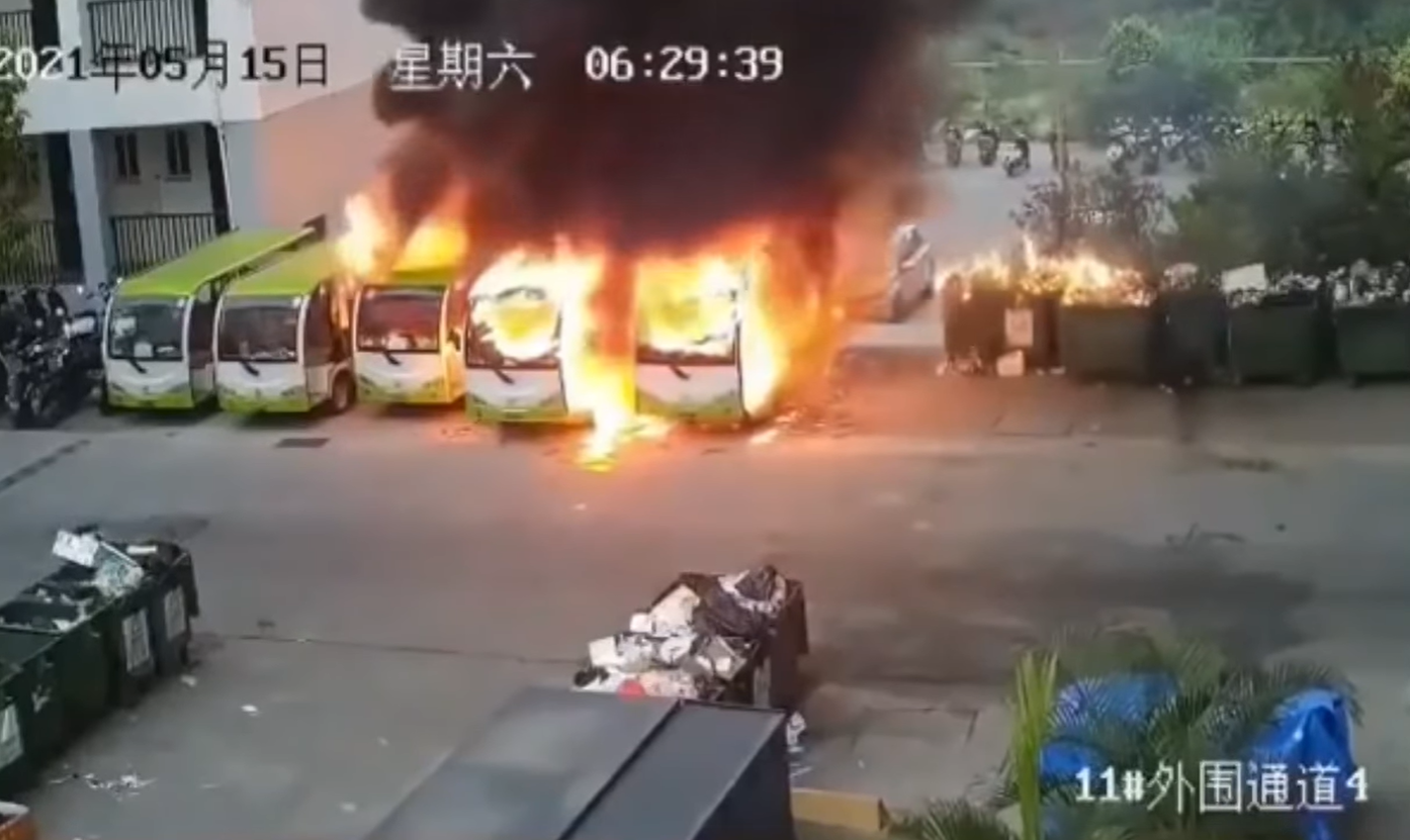 Наче сірники: дивіться, як швидко спалахують електромобілі – шокуюче відео