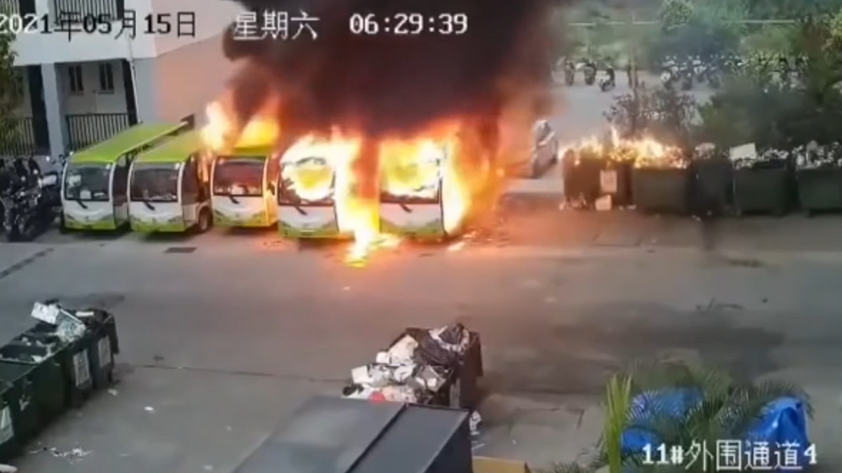 У Китає спалахнули 6 електробусів - фото 1