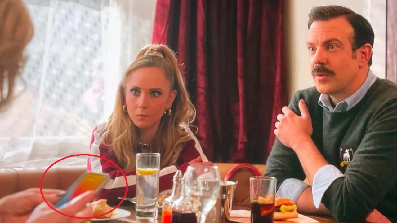 В серіалу "Тед Лассо" побачили загадковий iPhone без вирізів - фото 1