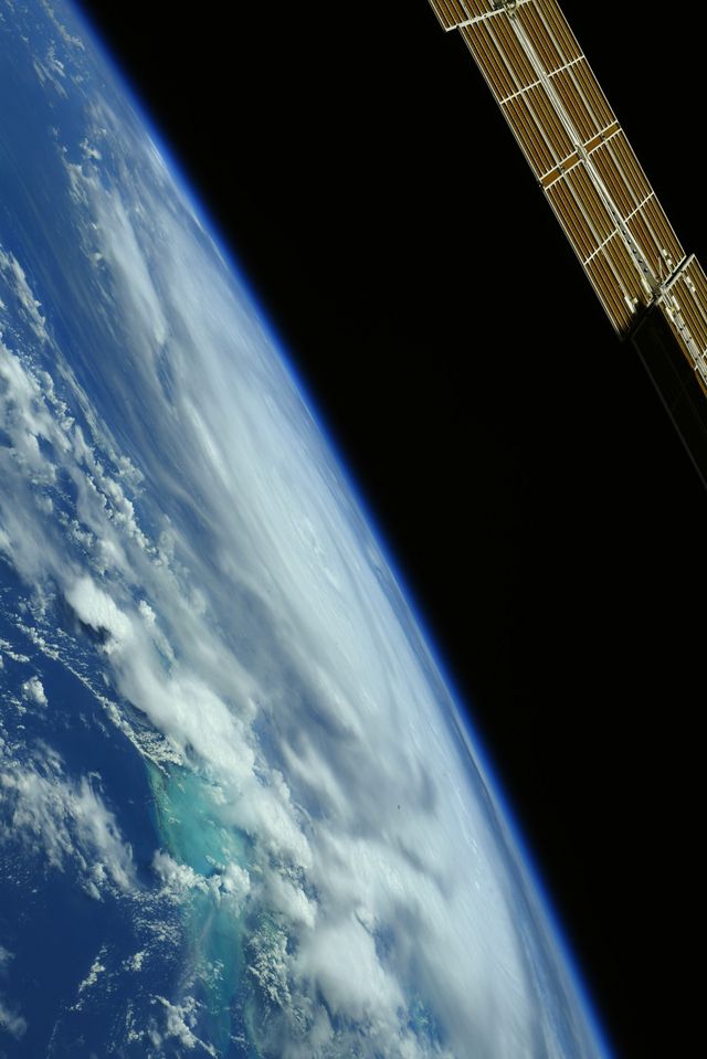 Астронавт зробив вражаючі знімки урагану 'Іда' з борту МКС - фото 474612