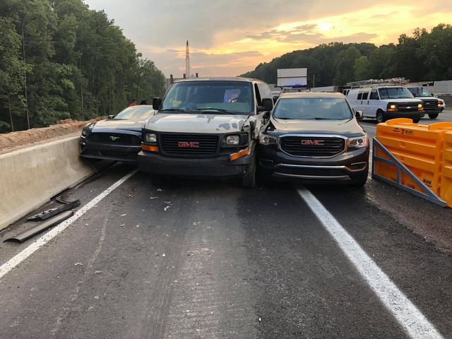 Подивіться, що буває, коли три авто одночасно намагаються з'їхати з траси: епічне фото - фото 474621
