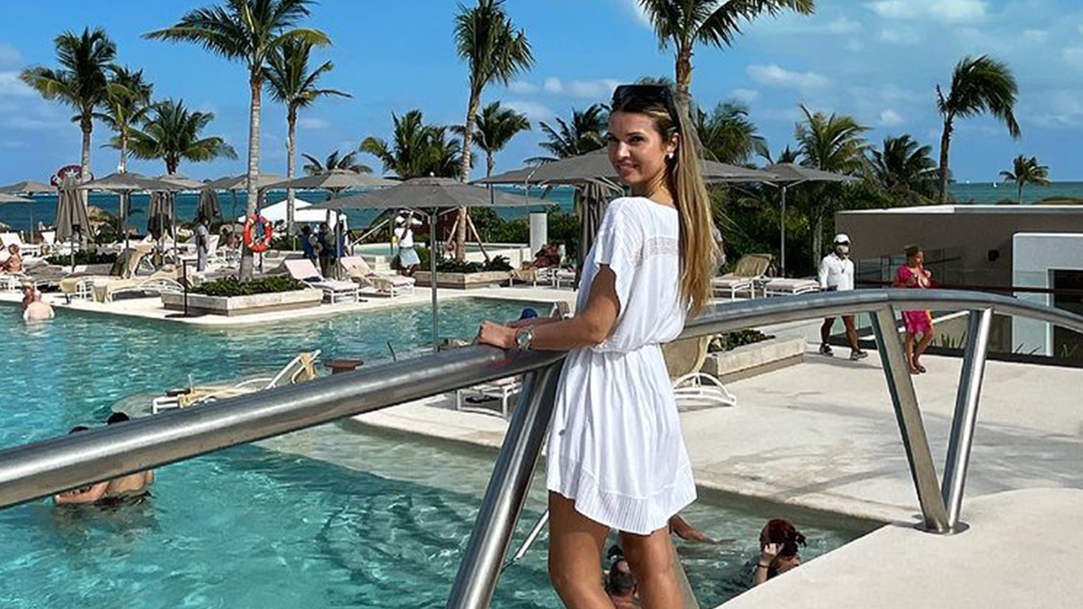 Дружина тренера збірної України похизувалася ідеальним тіло на гарячих фото з відпочинку - фото 1