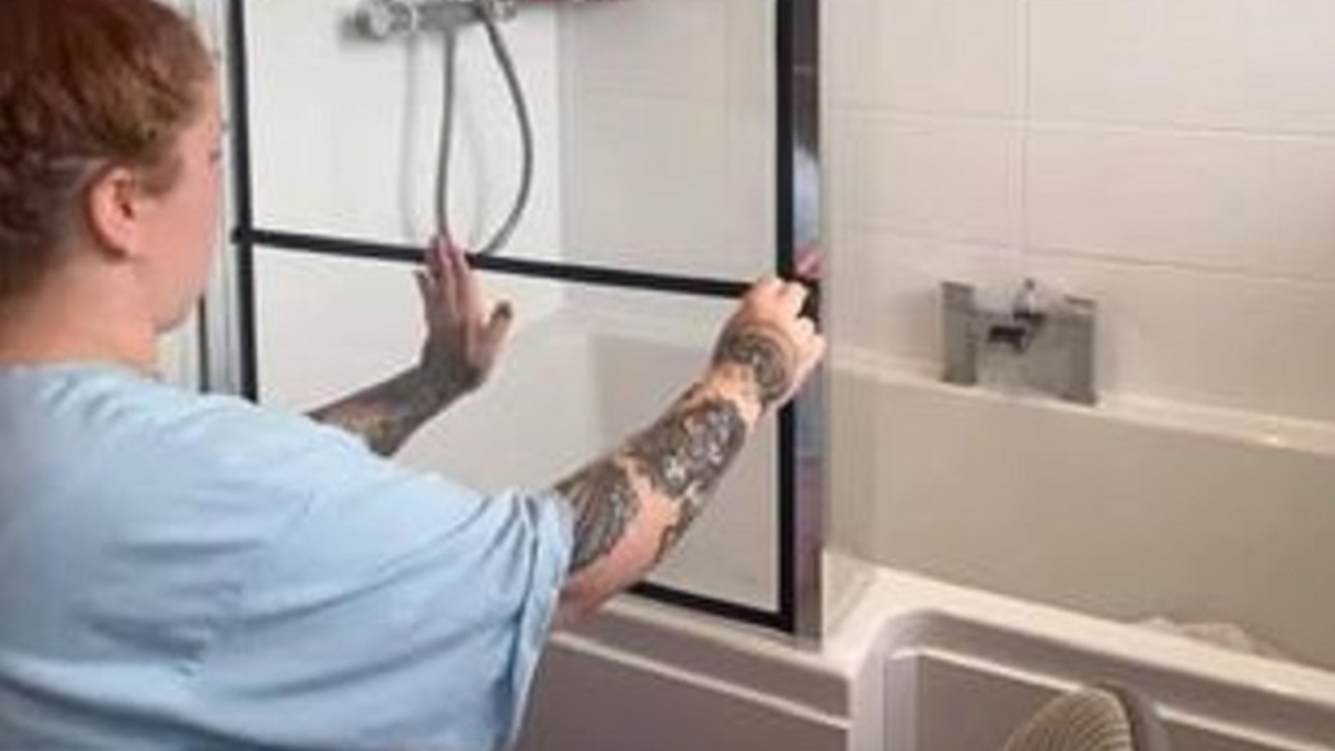 Дівчина змінила дизайн ванної кімнати усього за 330 гривень: фото ДО та ПІСЛЯ