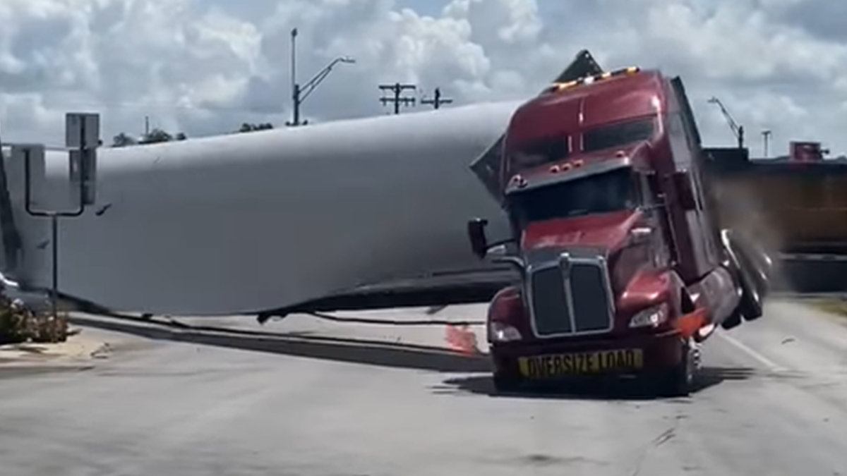 Вантажівка з габаритним вантажем не встигла проїхати переїзд: відео моменту ДТП з потягом