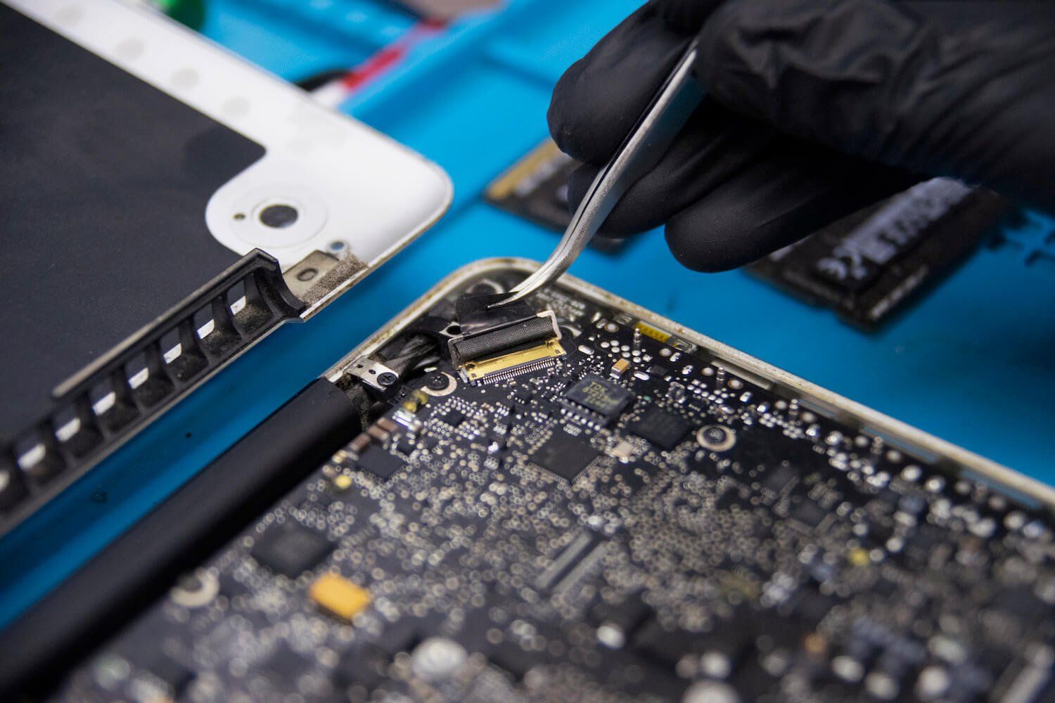 Ремонт MacBook в офіційному сервісі коштує втричі дорожче - фото 1